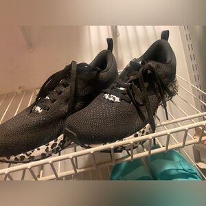 NEW Brooks Revel 5 Energize Neutral Running Shoe Black White Cheetah Women s 9